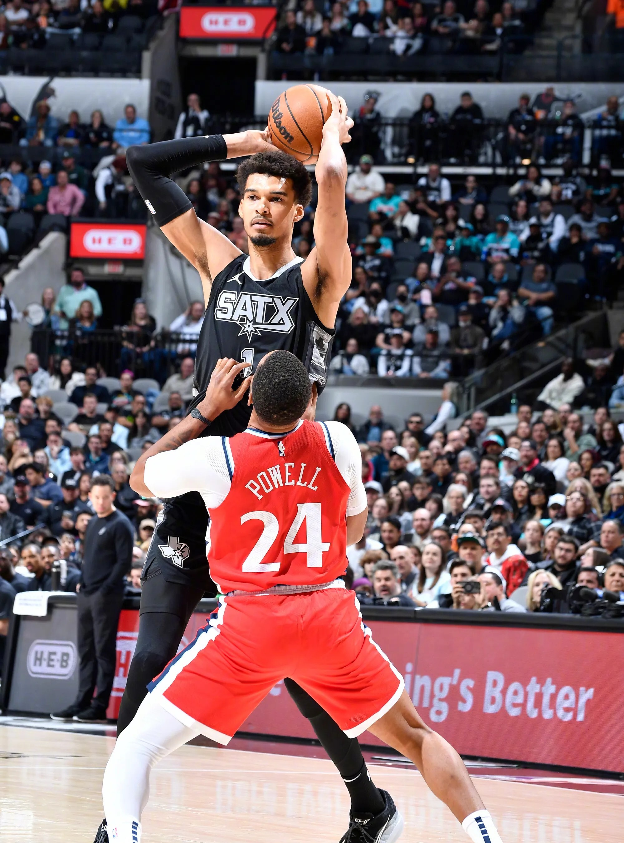 快船击败马刺，继续赢球